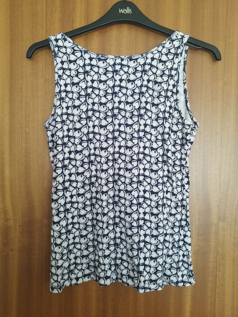 White blue heart pattern top 14