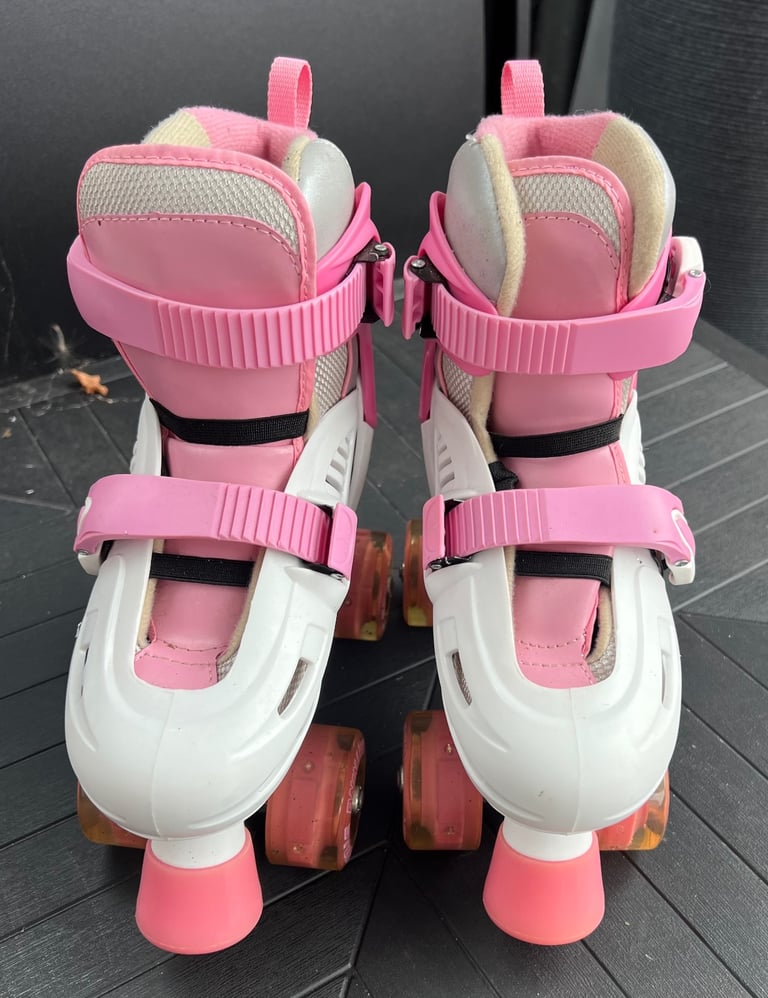 Young Girls Roller Skates. Adjustable Sizes from 12 - 2.  LIGHT UP WHEELS
