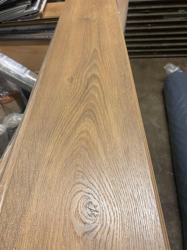 LAMINATE FLOORING £24 PER 1.86m2 PACK (RRP £32). LOCAL DELIVERY OPTION.