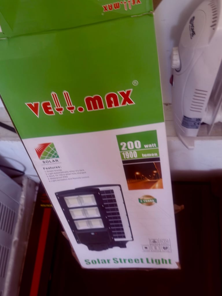 SOLAR STREET LIGHT WITH REMOTE CONTROLLER