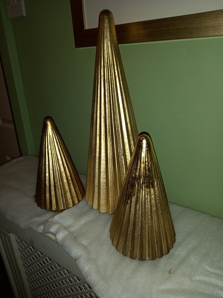 Modern style set of 3 gold Christmas  tree ornaments 50% RRP