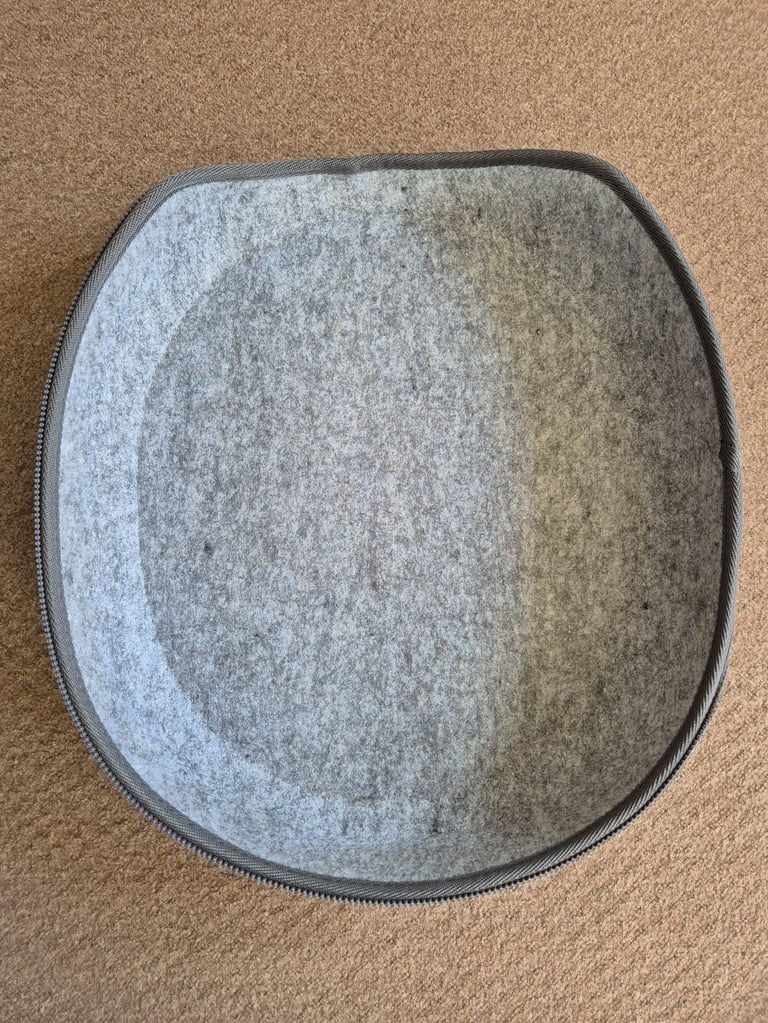 The Olso Pod - cat cave - cat bed - zip off top - used but in great condition