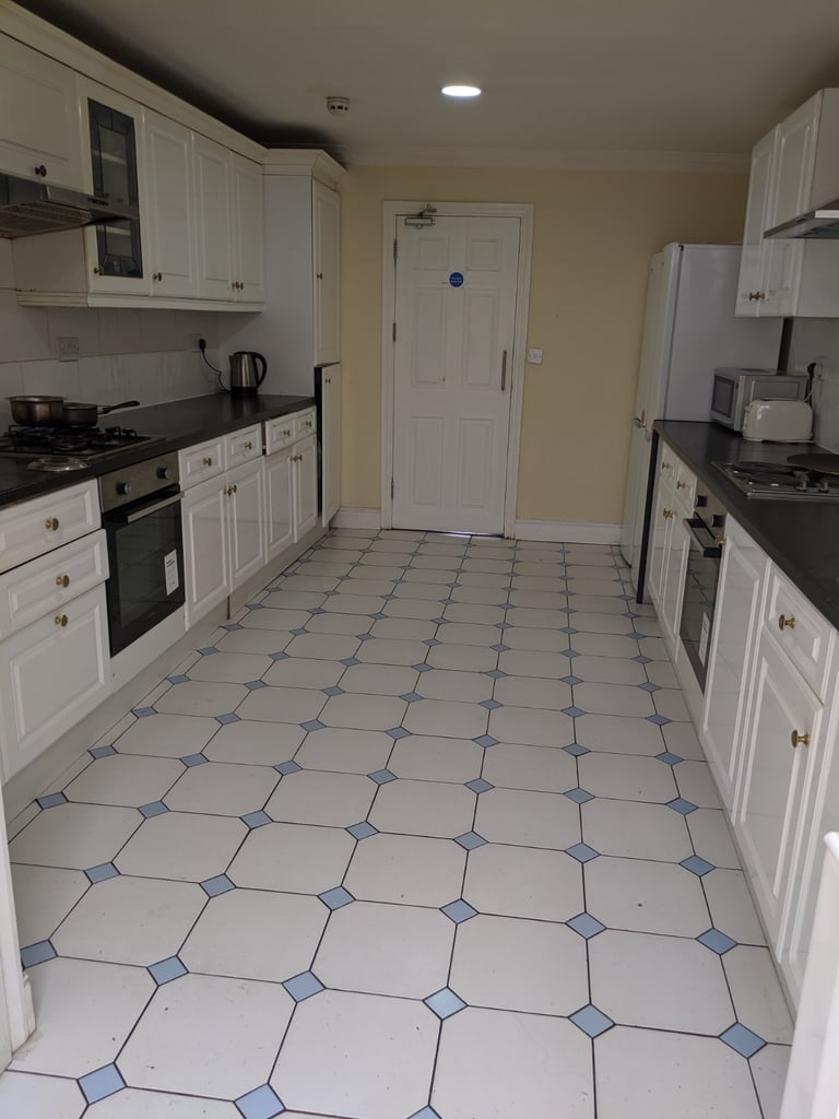 5 bedroom house in Beautiful Shared Accommodation â Ensuite Double Rooms Available in Ilford, Redbri