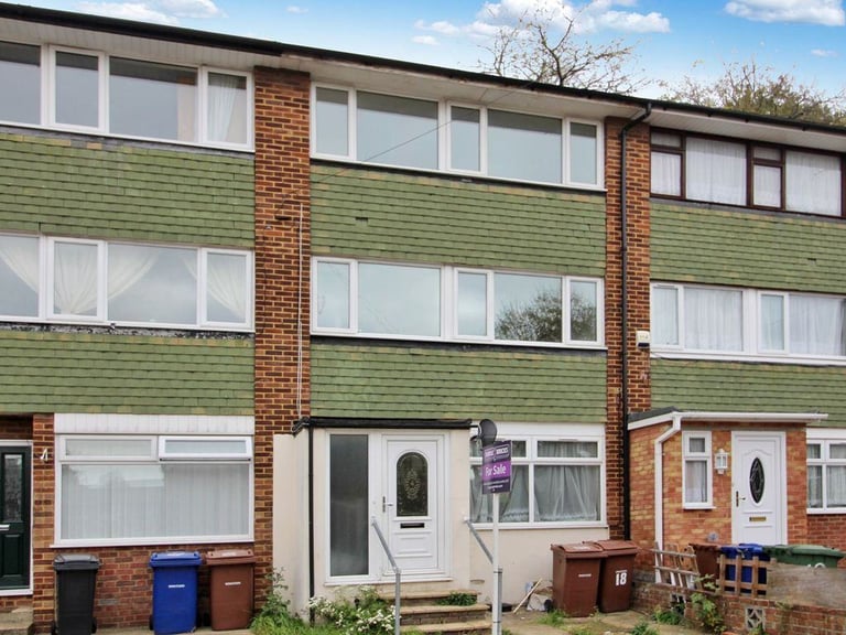 Modern 4 Bedroom House Close to Grays Town Centre