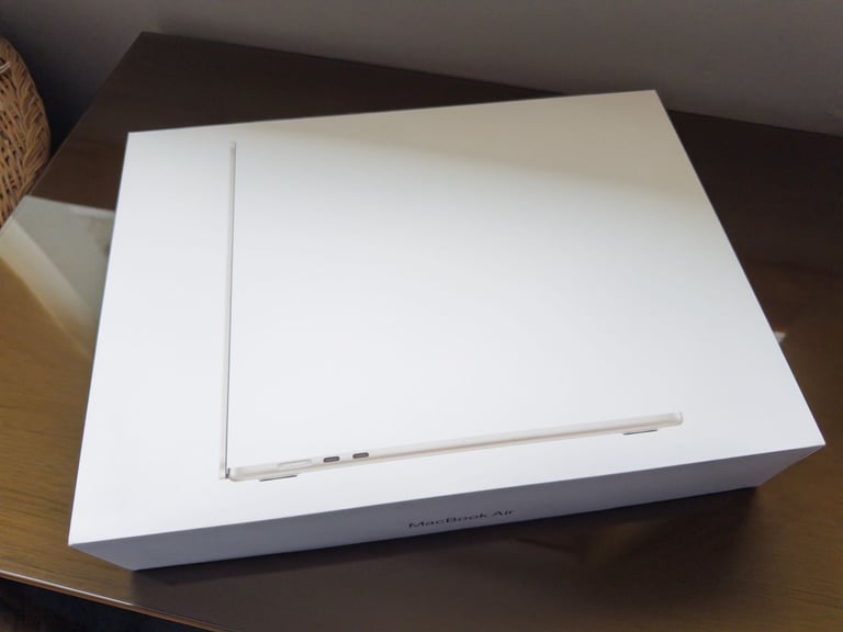 Apple MacBook Air M3 15", 16GB RAM, 256 SSD