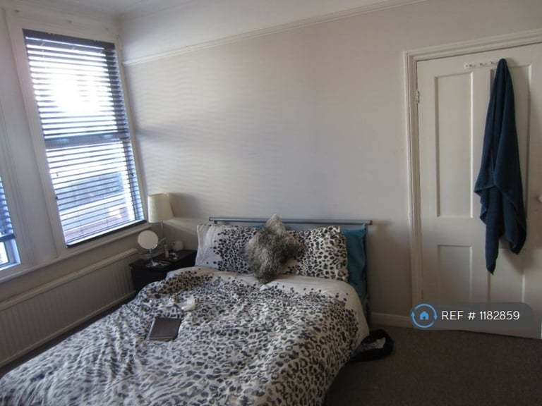 2 bedroom flat in Gilbey Road, London, SW17 (2 bed) (#1182859)