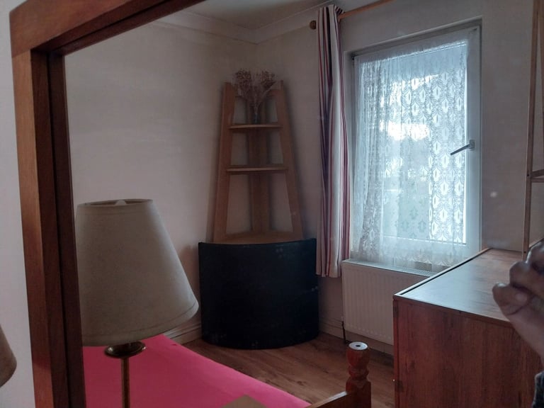 Large single room for rent short term, 12 mins walk to Raynes Park station