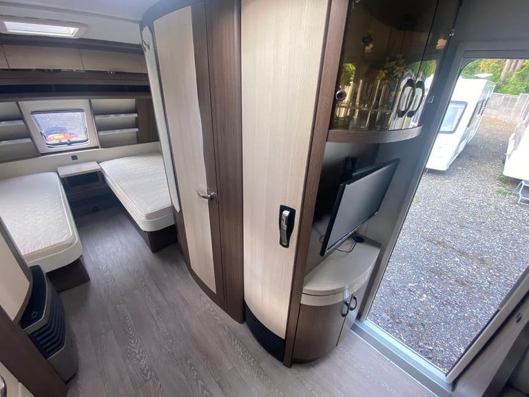HOBBY PRESTIGE 560 WLU - 2016 - FIXED SINGLE BEDS - 4 BERTH - MOVER & BIKE RAKE