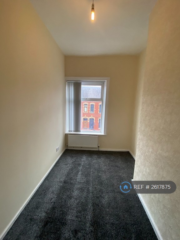 3 bedroom house in Oldham Road, Royton, Oldham, OL2 (3 bed) (#2617875)