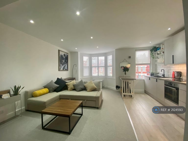 2 bedroom flat in Streatham, London, SW16 (2 bed) (#2124593)