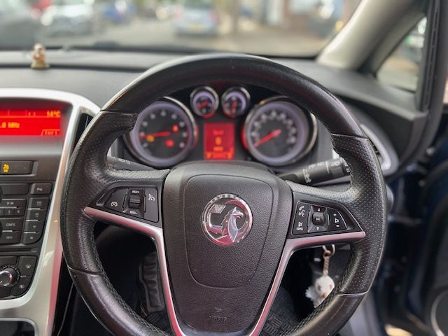 FOR SALE – 2011 Vauxhall Astra 1.6 Hatchback Automatic  – 88,600 miles – Good condition