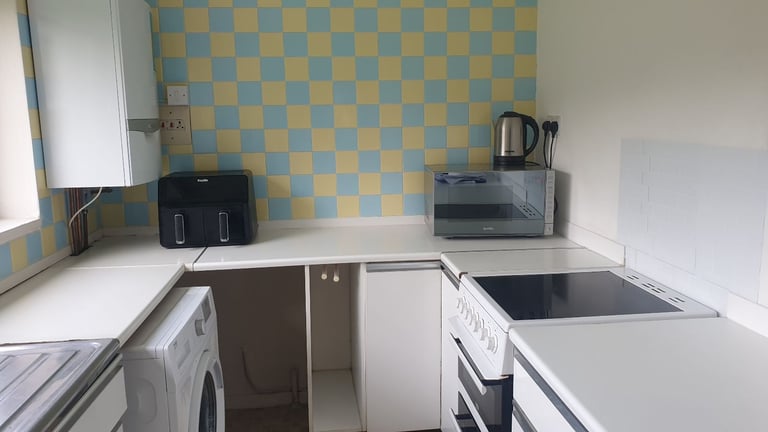 Massive room, all bills included, private kitchen and balcony included in price