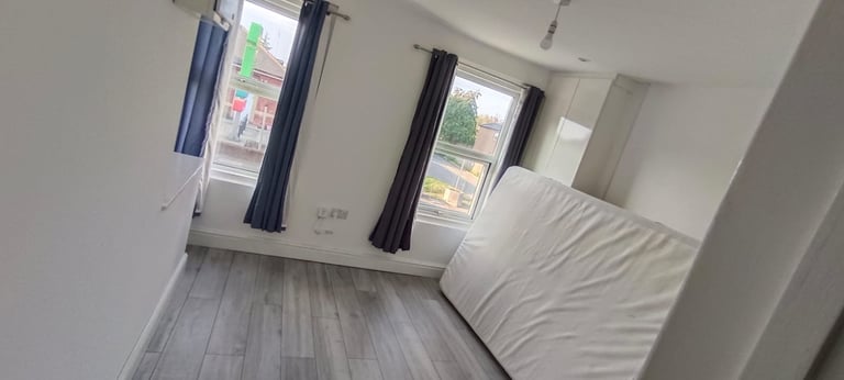 Sharing double bed room flat rent for students 