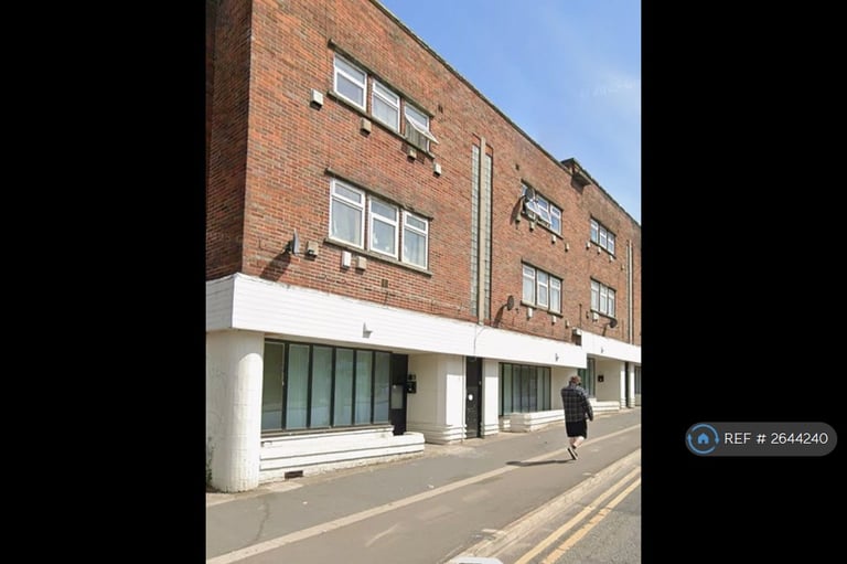 image for 3 bedroom flat in Edge Lane, Stretford, Manchester, M32 (3 bed) (#2644240)
