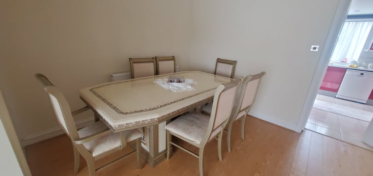 Dining table extendable + 6 Matching chairs