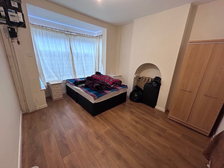 Box room and double room available on soho rd