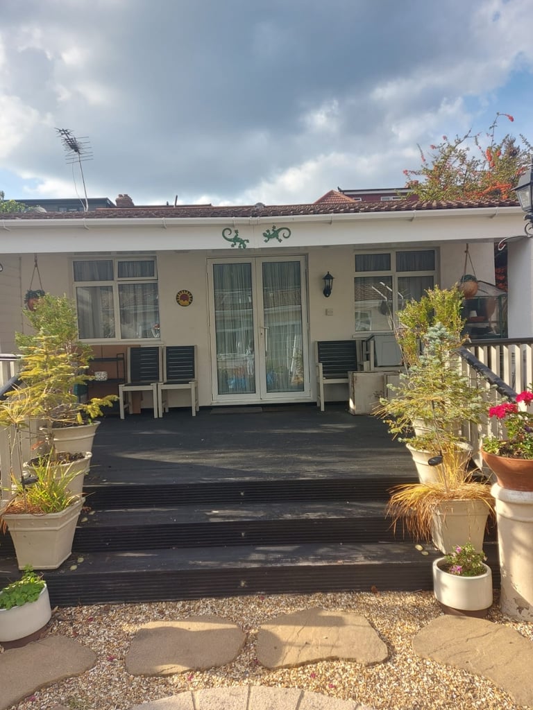 Self- contained one bedroom Garden Annex in UB6 0LU area.