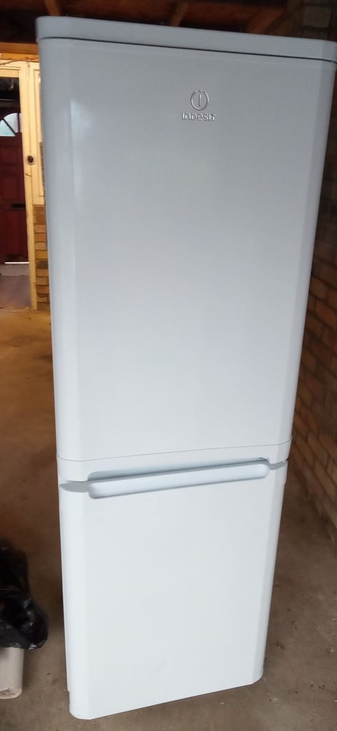 image for INDESIT FRIDGE FREEZER   FREE TO COLLECTOR