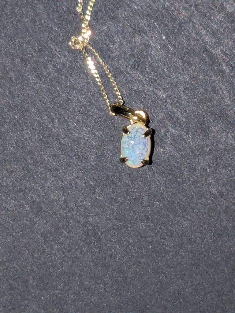 image for 9CT YELLOW GOLD CHAIN WITH STUNNING OPAL PENDANT Brand New Never Worn 