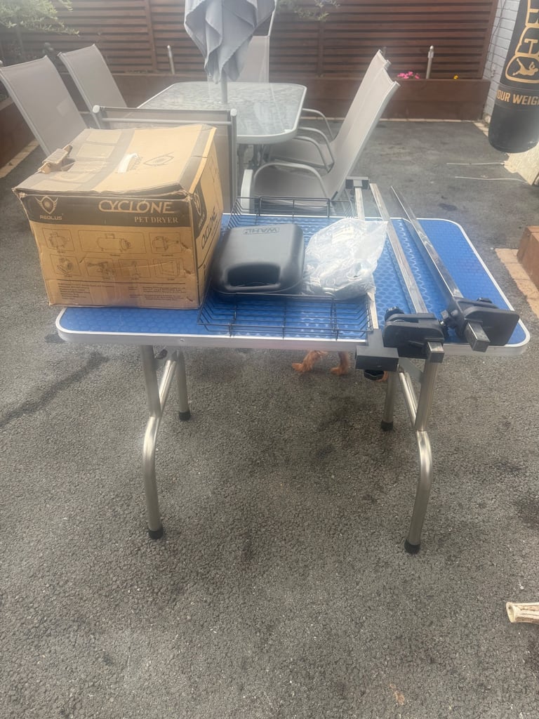 Dog grooming table and accessories 