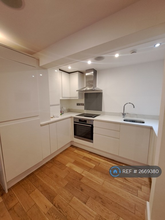 2 bedroom flat in Harrogate Road, Leeds, LS7 (2 bed) (#2669380)