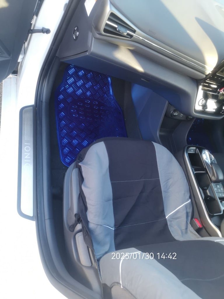 BARGAIN HALF-PRICE Hyundai IONIQ EV 2020 - 33k,MOT+TAX,PCO TFL badges,repairs: bumper,light,Rad