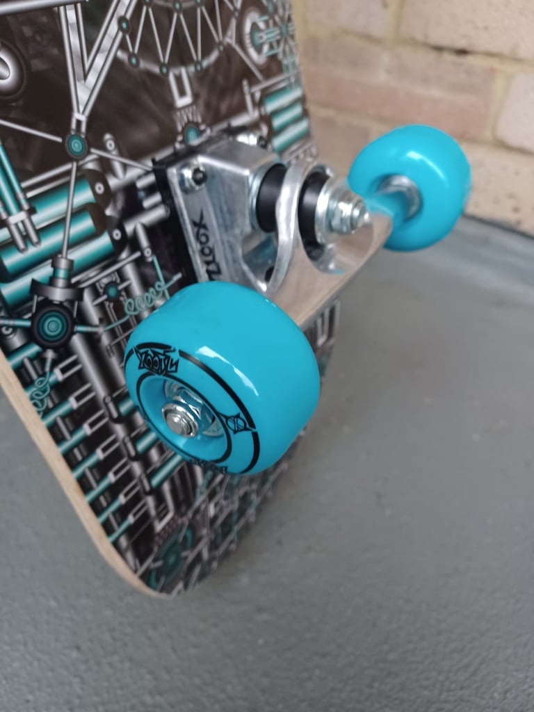 ZLOOX TY5761 AS NEW 2016 SKATEBOARD £14.99