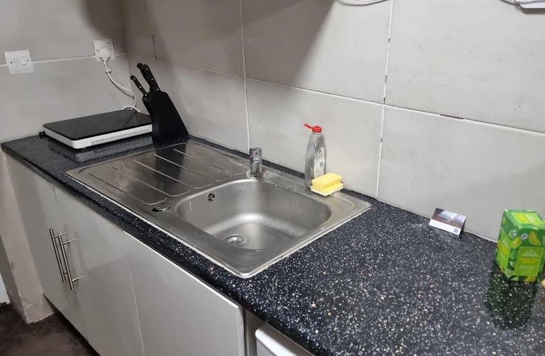 🏡 Studio for Rent – Worcester Park