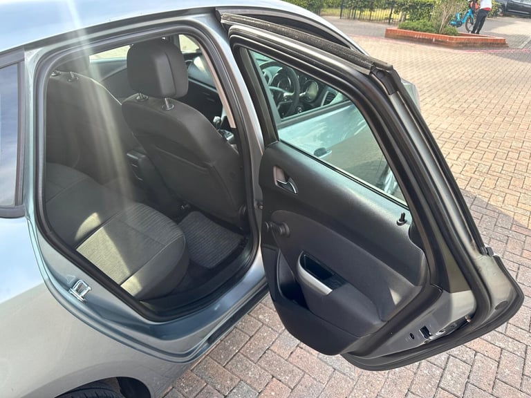 2011 Vauxhall Astra 1.4 16v Exclusiv Euro 5 5dr HATCHBACK Petrol Manual