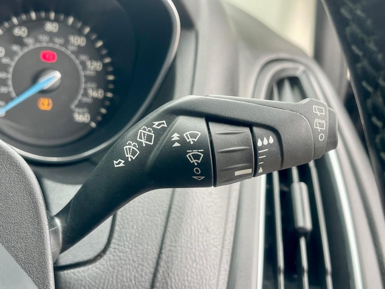 Ford Focus 1.6 Ti-VCT 125 TITANIUM POWERSHIFT AUTO