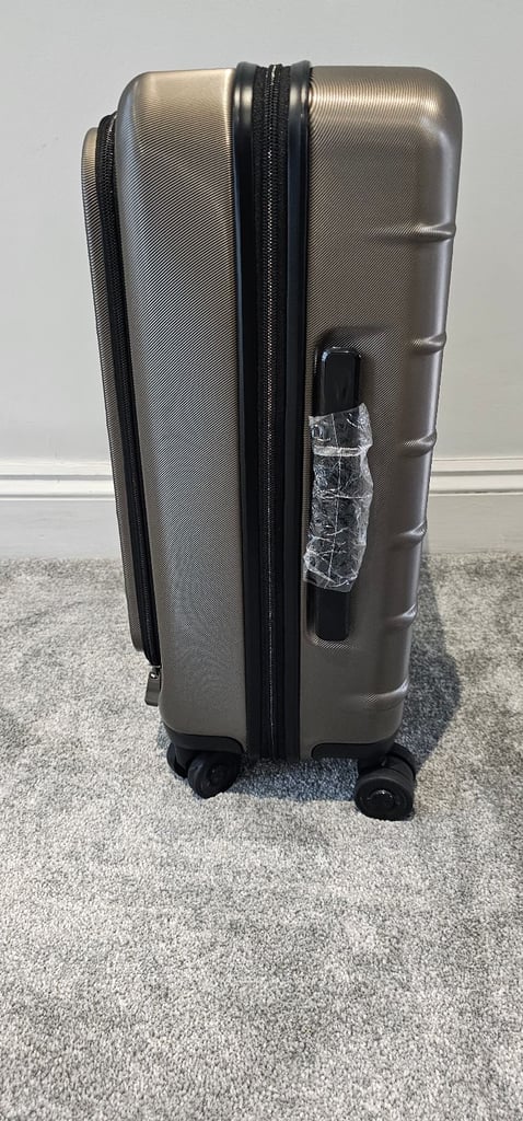 Ricardo Beverly Hills 21” Carry-On Hardcase Spinner Suitcase Luggage