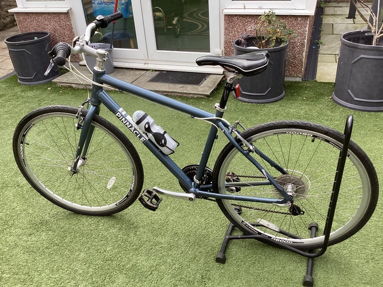 PINNACLE ADULT HYBRID BIKE IN VERY GOOD CONDITION 
