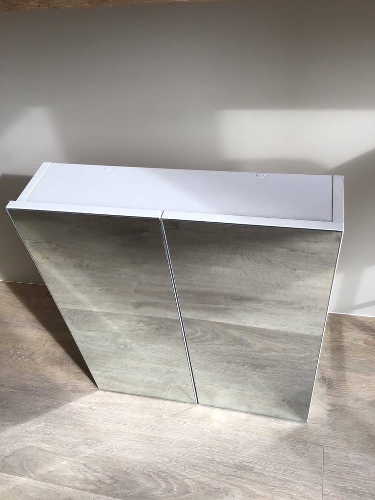 Mirrored bathroom cabinet with shelves 