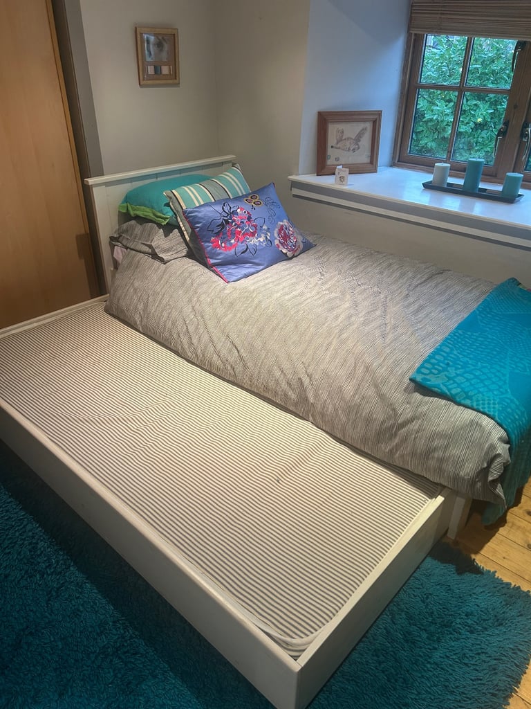 White wooden single pull out trundle bed with mattresses 