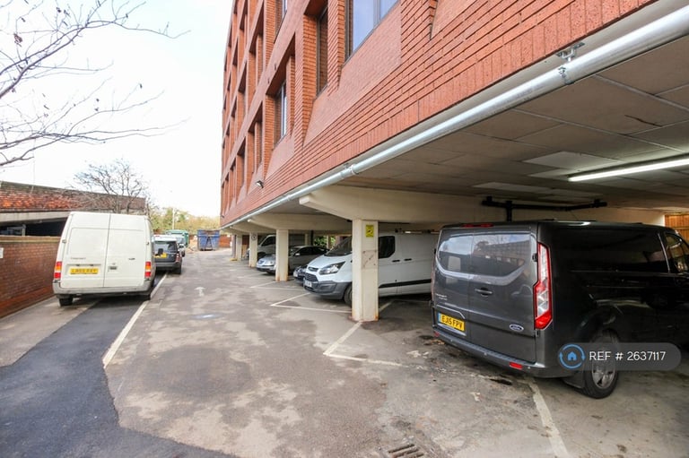 2 bedroom flat in Eleanor House, Waltham Cross, EN8 (2 bed) (#2637117)