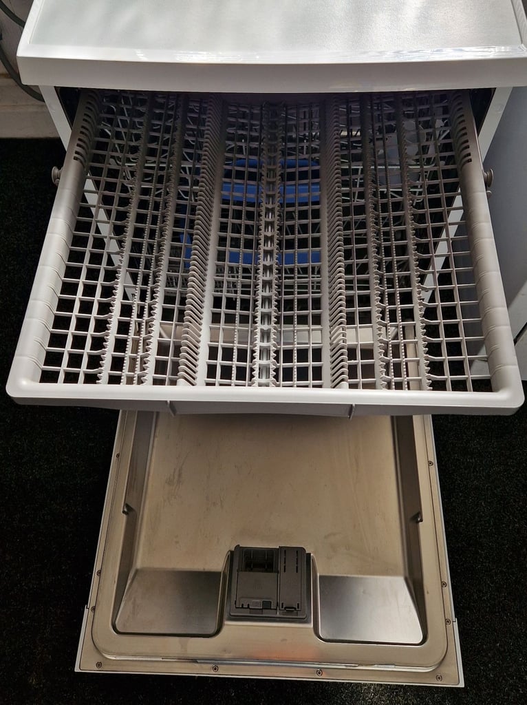 Bosch 14 Place Full Size Dishwasher + FREE Local Delivery + Install. 3 Month Guarantee.