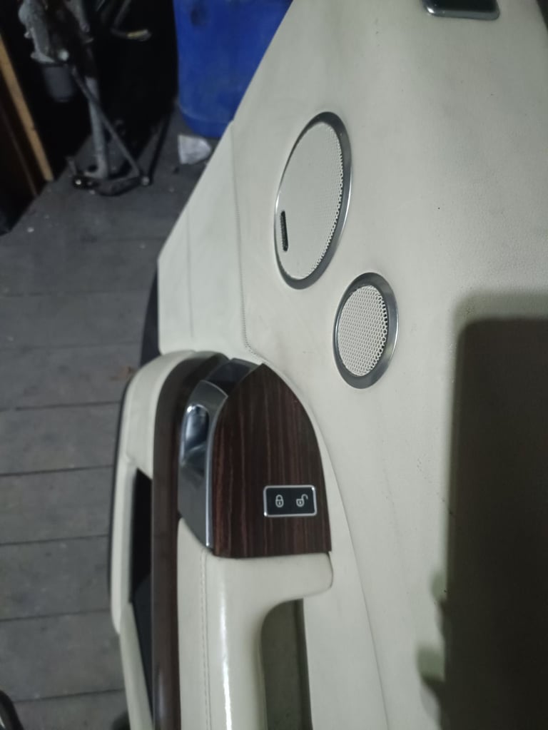Range Rover Evoque SDV8 2017 Rear Right Door Complete– Trim, Switches, Interior Panel