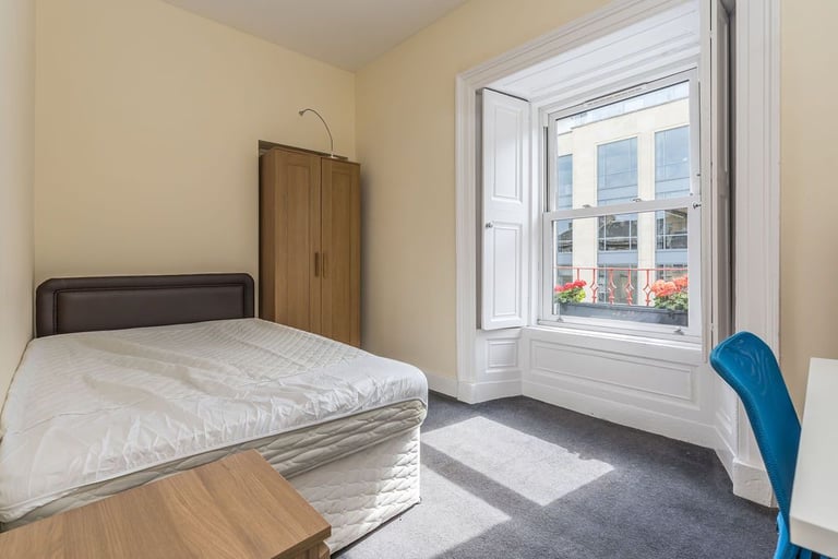 Spacious, 5 bedroom, HMO pending flat just off Lothian Road – available immediately