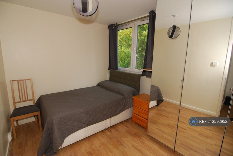 3 bedroom flat in John Parker Square, London, SW11 (3 bed) (#2592952)