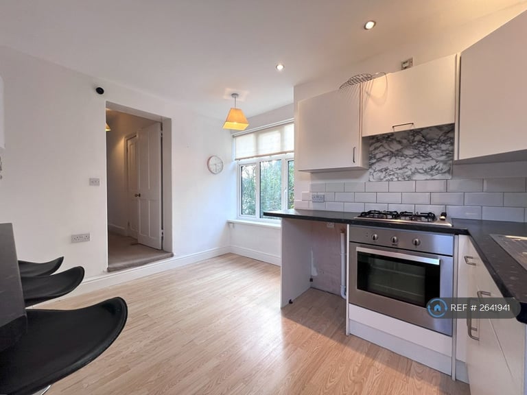 2 bedroom flat in Grange Road, Bishop's Stortford, CM23 (2 bed) (#2641941)