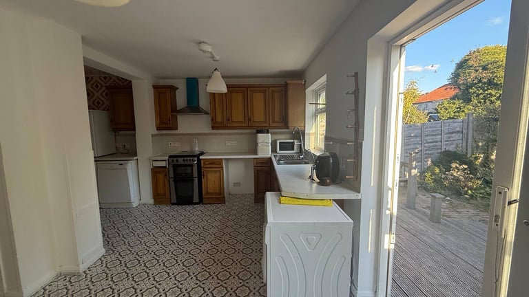 Spacious 4-Bedroom House with 2 Bathrooms in NEW MALDEN