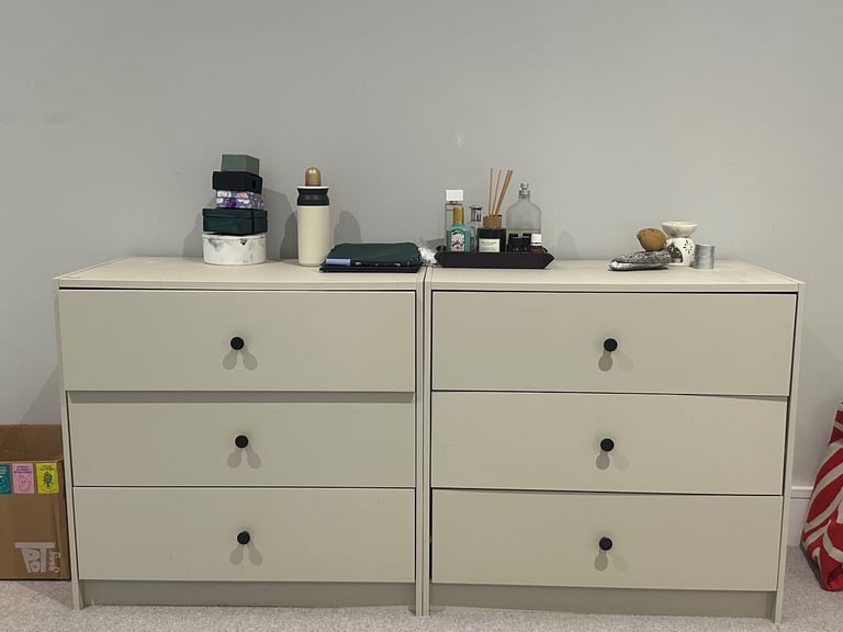 2 sets of chest of drawers