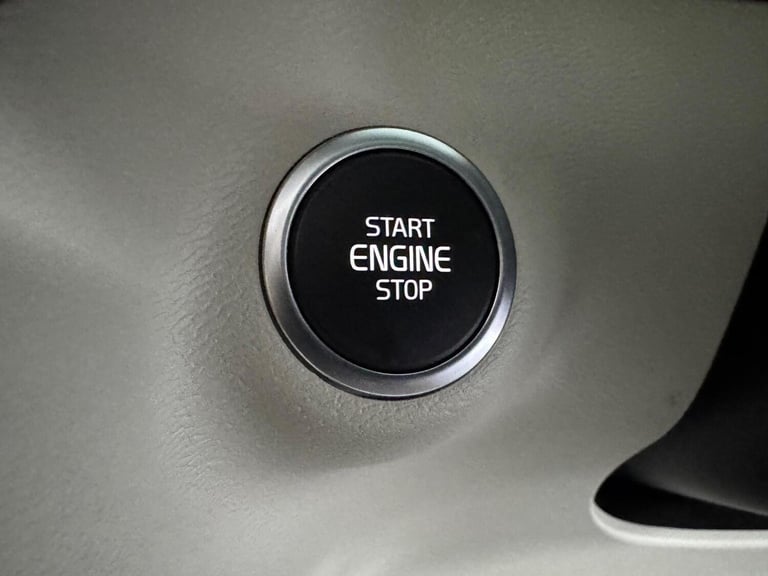 VOLVO XC40 1.5h T5 Recharge 10.7kWh Ultimate Dark Auto Euro 6 (s/s) 5dr 2023