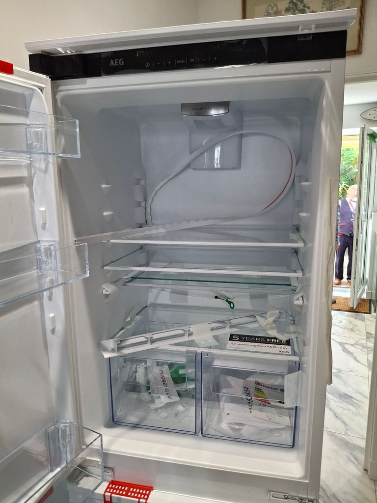 New AEG Integrated Fridge Freezer OSC6T185ES