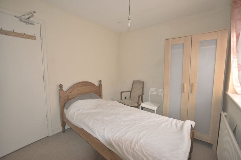 Single room to let in shared house in Boscombe