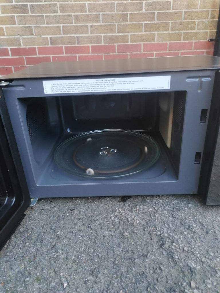 MICROWAVE RUSSELL HOBBS MICROWAVE RETAILS £146 WORKS WELL £50