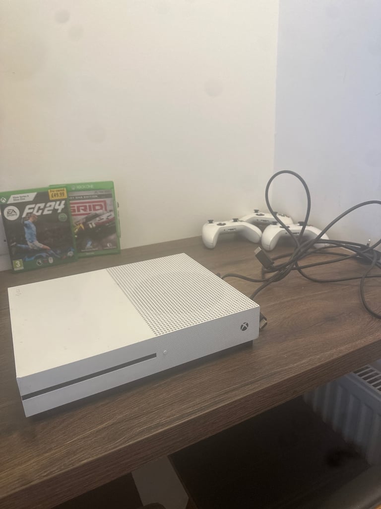 Xbox one - (all cables) 3 controllers and two games 