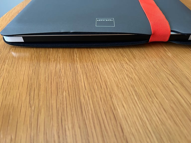 Apple MacBook Air 11.6 ” 1.6GHz 4GB/128GB Intel Core i5 - Immaculate