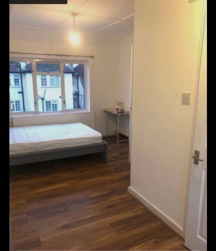 Ensuite Doubleroom available to rent. DSS Working prof couple/single. East Acton W12. £1350 pm Bills