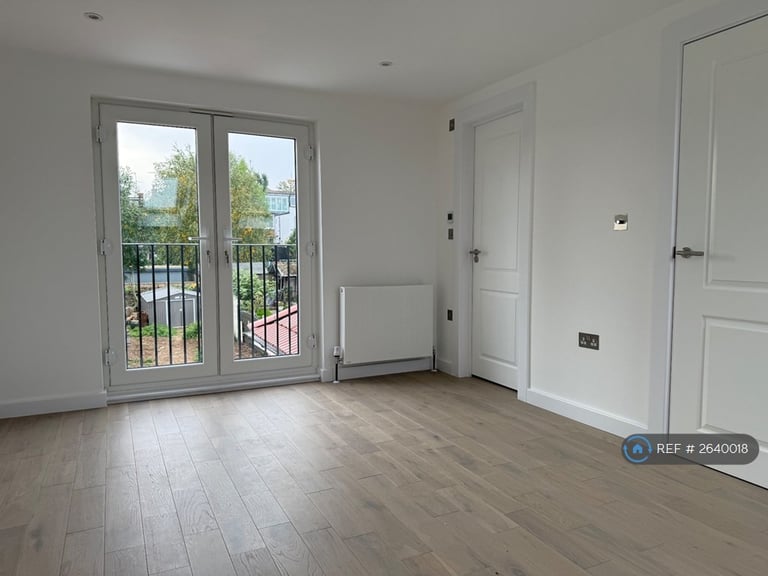 5 bedroom house in Halliwick Road, London, N10 (5 bed) (#2640018)